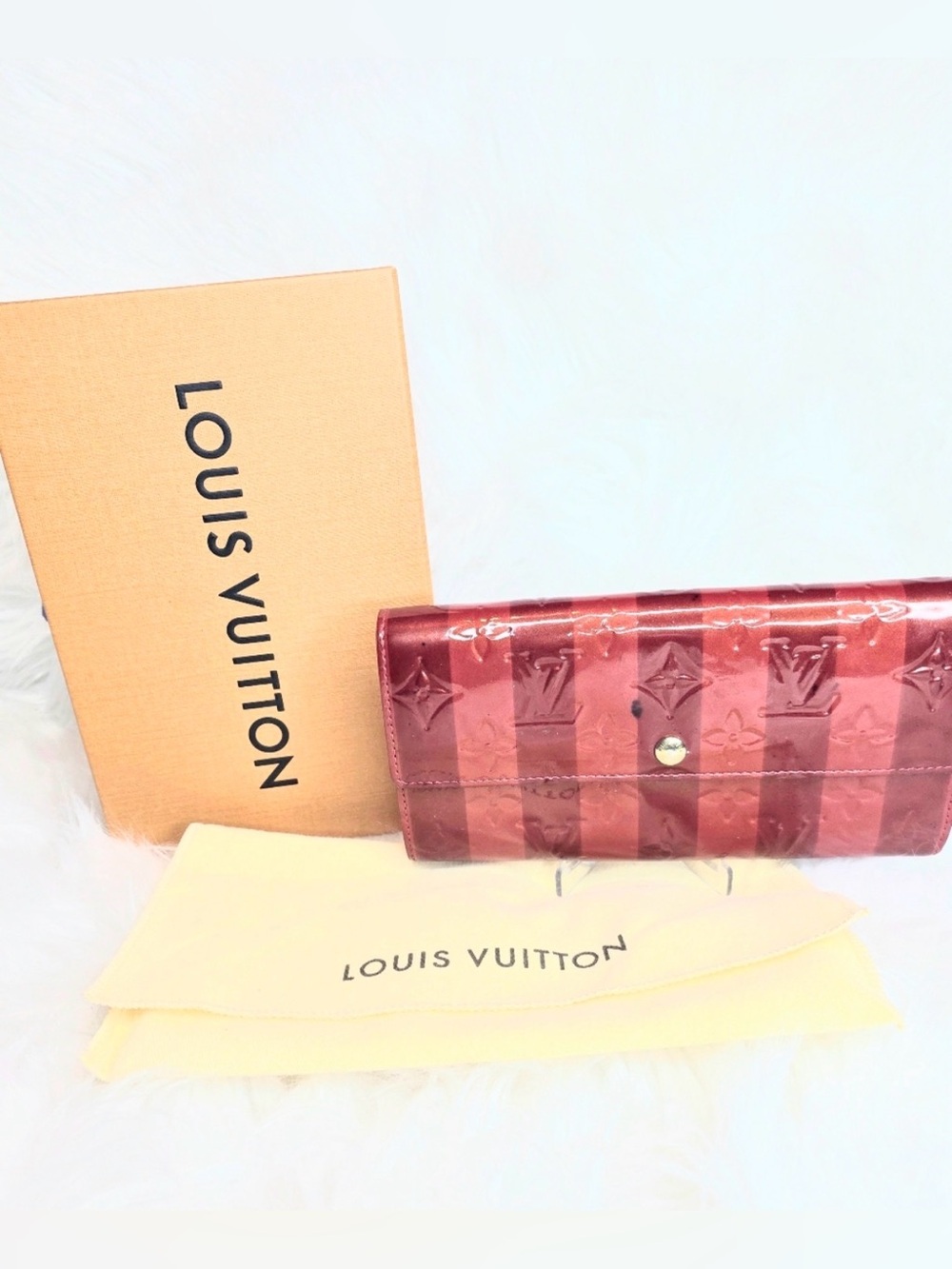 Louis Vuitton Limit Edition
Monogram Vernis Rayures Sarah Wallet